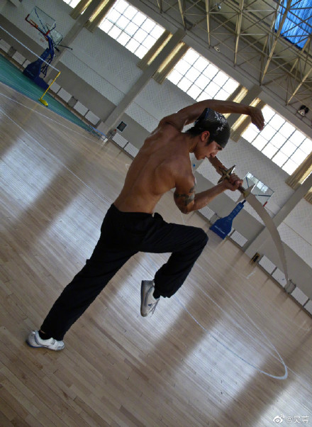 呢位係吳尊，大家對佢身形都好熟悉。