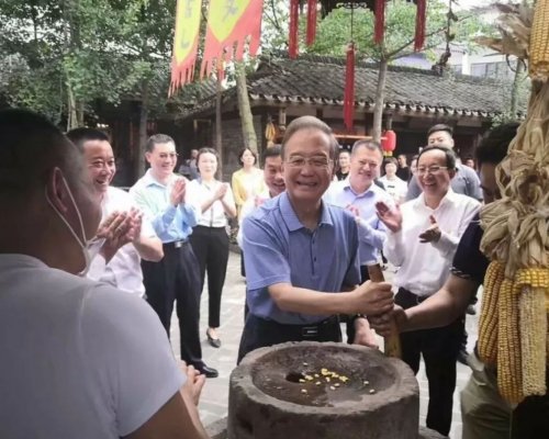 溫家寶親自轉動磨盤。