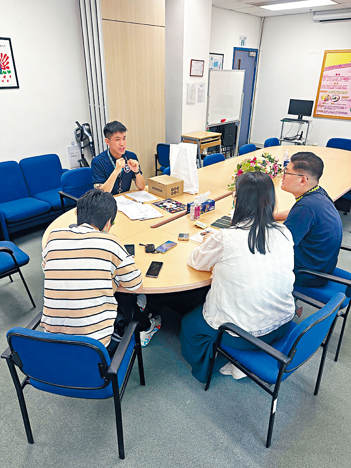 警員劉文祥向腦退化症長者及其他有需要人士派發定位裝置,以防範他們走失。