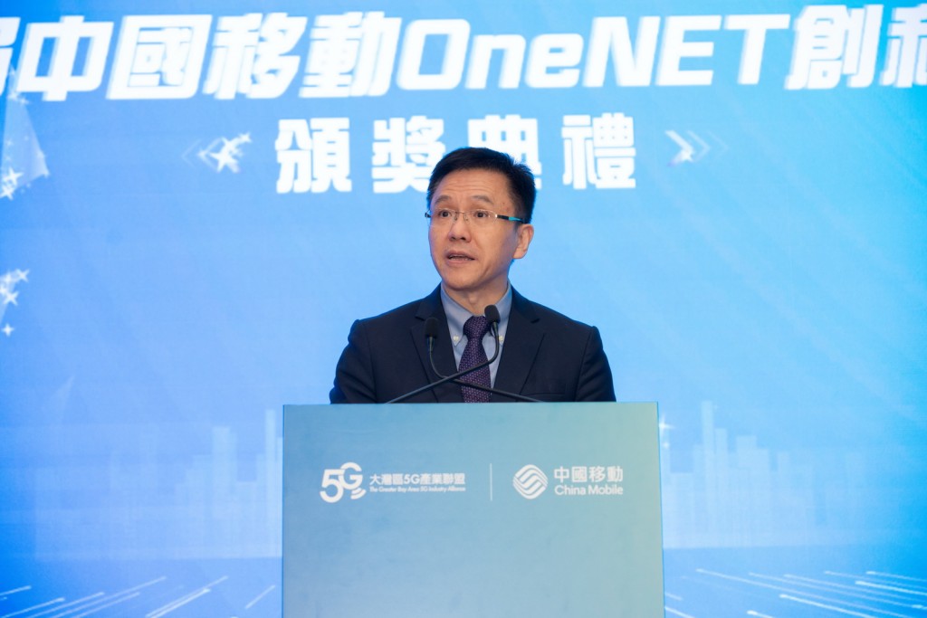 香港特別行政區政府創新科技及工業局孫東局長，為勝出隊伍將出戰於重慶舉行的中國移動第八屆創客馬拉松大賽- OneMO繁星閃爍物聯網專題決賽集氣。
