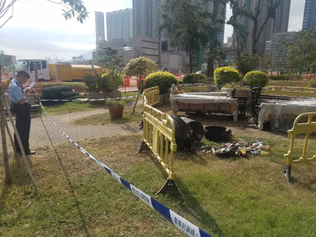 消防認為起火原因有可疑,警方列縱火案處理。 林思明攝