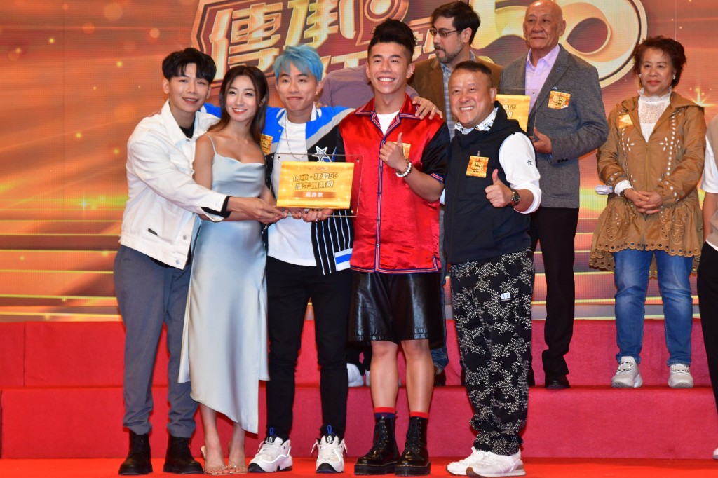 TVB總經理曾志偉（右一）今日現身記者會，頒發由藝員投票選出的「我至Like《傳承．狂歡55》綜藝節目」。