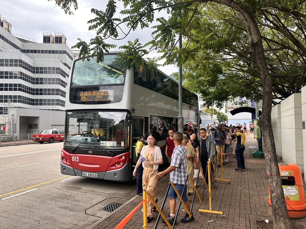 港鐵安排免費接駁巴士來往九龍塘站及大圍站。