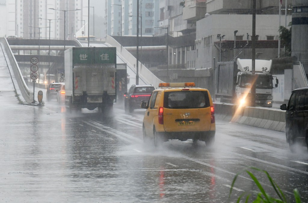 一股清勁至強風程度的偏東氣流會影響廣東東部，該區仍有驟雨。