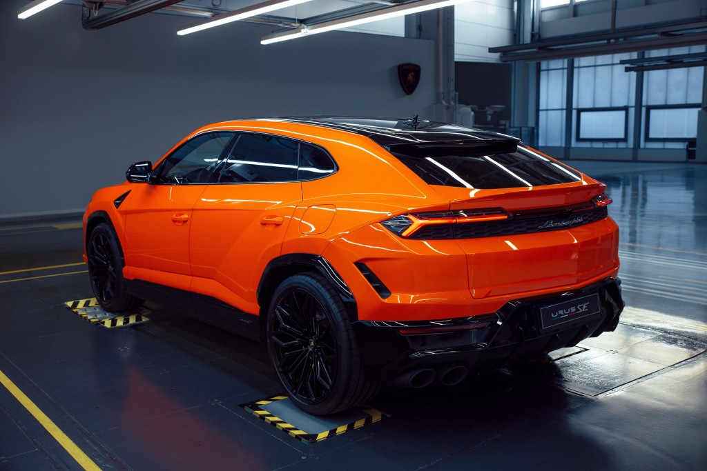 林宝坚尼Lamborghini Urus SE混能版车尾重新设计，改用Y形尾灯。