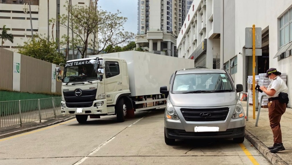 警一連兩日針對違泊車輛發1118張牛肉乾 拖走5車。