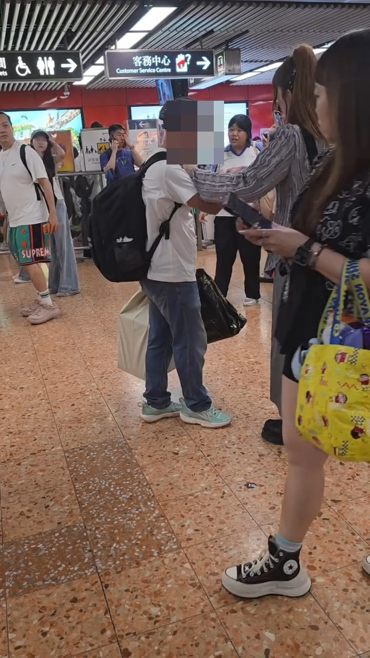 鍾雨璇捉住騙徒阻止他離開,並要求對方立即退回騙款。網上片段截圖 鍾雨璇捉住騙徒阻止他離開,並要求對方立即退回騙款。網上片段截圖