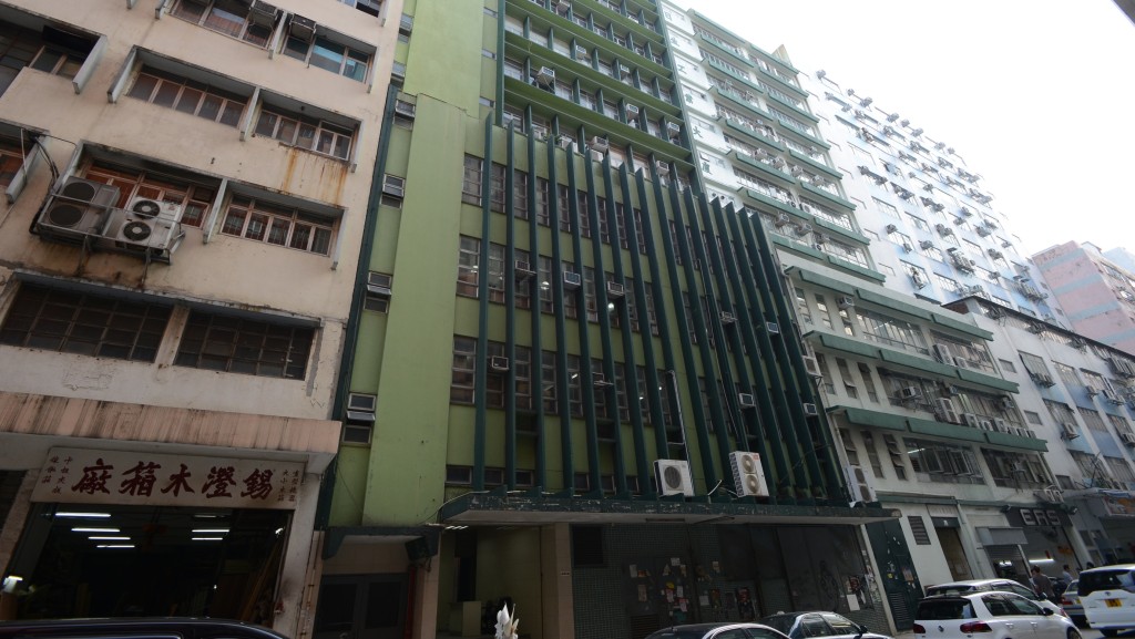 牛頭角工廈梯間垃圾桶遭縱火 濃煙嚇煞租戶 消防救熄。資料圖片
