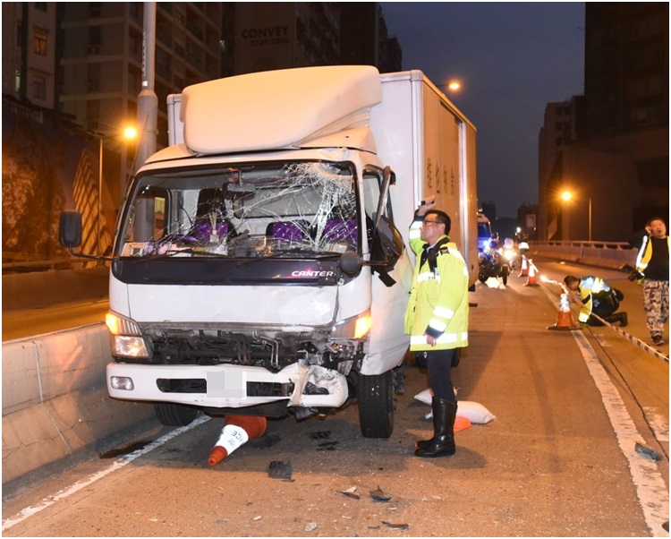 撞倒警員的貨車。