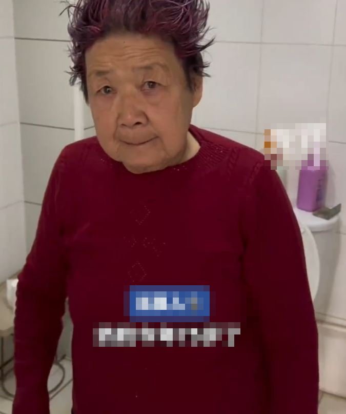 孫女替祖母頭髮染成紫紅色。(微博)