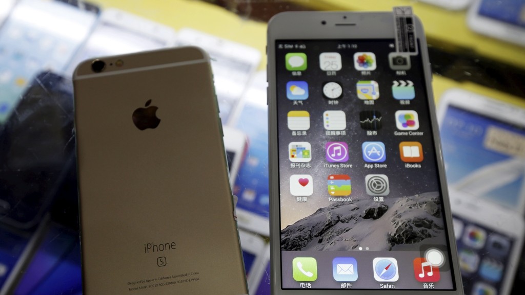 内地“山寨iPhone”几可乱真，图为多年前在深圳贩售的假iPhone 6s（左）和假iPhone 6 Plus（右），分别价值580元和630元人民币。 路透社