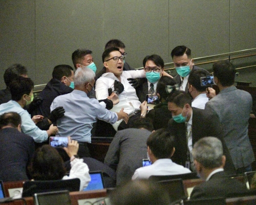 多名泛民議員被趕離場。