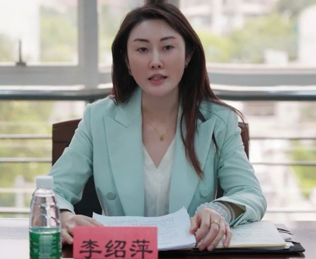 湖南美女局长出轨前夫外甥，双方激情聊天纪录曝光后，女方被停职。