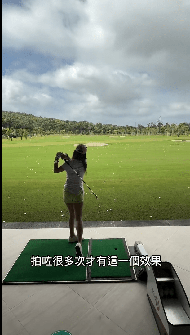張嘉兒打高爾夫球場有姿勢。