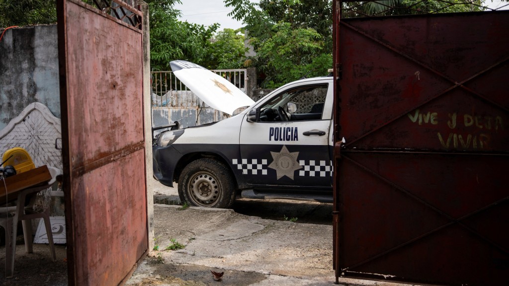 墨西哥女記者古茲曼(Roxana Guzman)被人從家中擄走殺害,警員到場調查。 路透社 墨西哥女記者古茲曼(Roxana Guzman)被人從家中擄走殺害,警員到場調查。 路透社