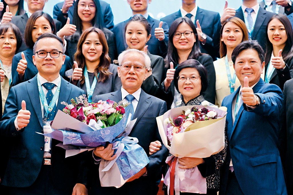 岑浩辉高票当选澳门特首后感谢竞选团队协助，使他能够抽出更多时间接触社会各界和广大市民。图为他与团队合照。