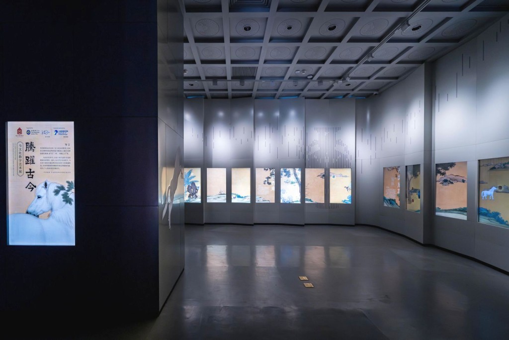 「騰躍古今──馬文化數字藝術展」展品採用創新三維互動數字技術,帶領觀眾穿梭古今,探索中華馬文化的博大精深,以及有關「馬」的精神象徵和與人類社會的緊密聯繫。 「騰躍古今──馬文化數字藝術展」展品採用創新三維互動數字技術,帶領觀眾穿梭古今,探索中華馬文化的博大精深,以及有關「馬」的精神象徵和與人類社會的緊密聯繫。