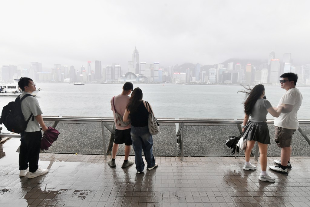 黑雨令對岸變得模糊不清。盧江球攝