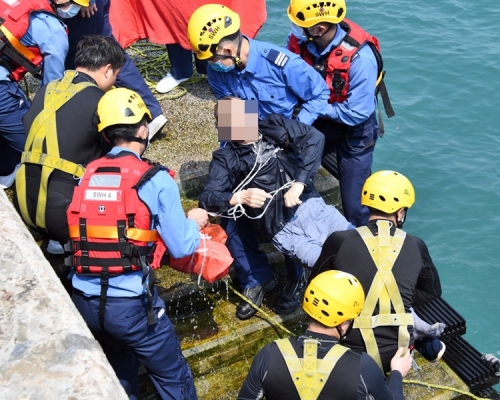 消防員將男子救起，惟證實已當場死亡。