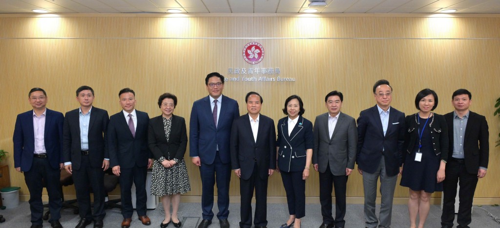 麦美娟（右五）与全国政协港澳台侨委员会主任刘赐贵（中）及其访问团会面。