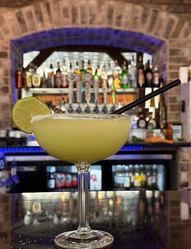 希尔喝下“毒鸡尾酒”后灼伤食道。 Hacienda Las Margaritas Bar & Grill 希尔喝下“毒鸡尾酒”后灼伤食道。 Hacienda Las Margaritas Bar & Grill