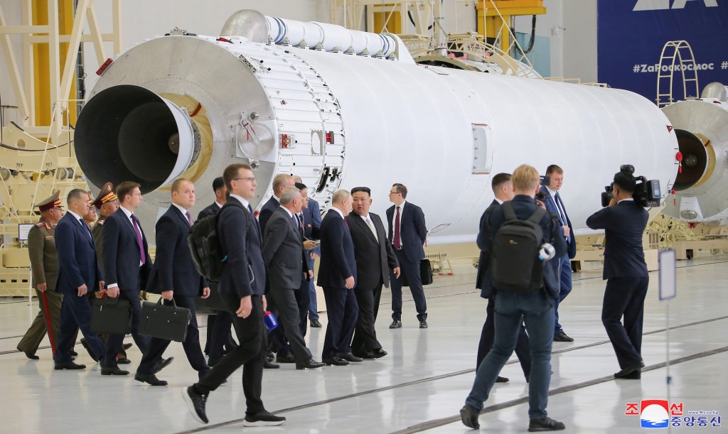 普京在東方航天發射場迎接金正恩，暗示會幫助金正恩建造衛星。朝中社/路透社