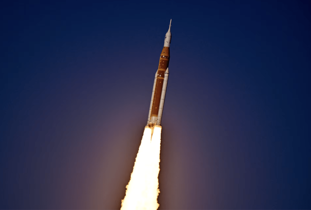 美国太空总署（NASA）载人环绕月球任务“阿提米丝2号”（Artemis II），于美东时间周三（1日）傍晚6时35分（香港时间今日清晨6时35分），在佛罗里达州甘迺迪太空中心成功发射升空。路透社