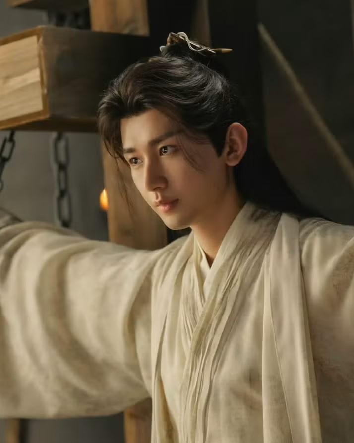 成毅出演劇集《琉璃》走紅，有古裝男神之稱。微博