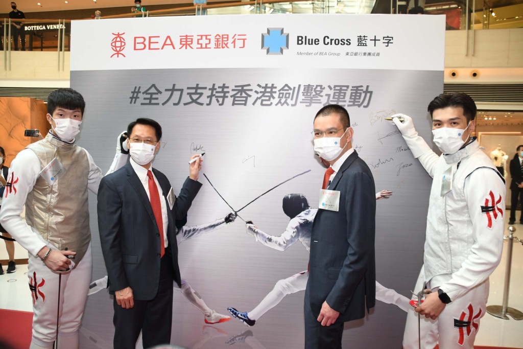 張家朗(左)、張小倫(右)簽約成為東亞銀行及藍十字保險代言人。吳家祺攝