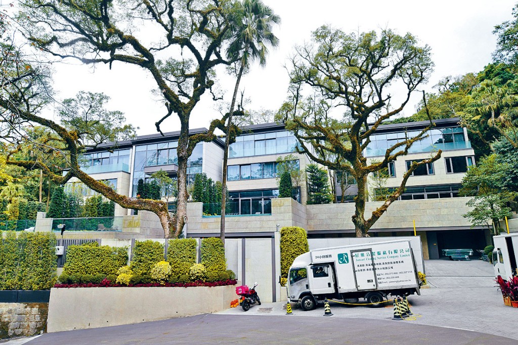 山顶77/79 Peak Road连沽两幢洋房。