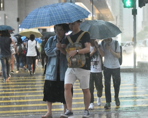 天文台發出黃雨警告。資料圖片