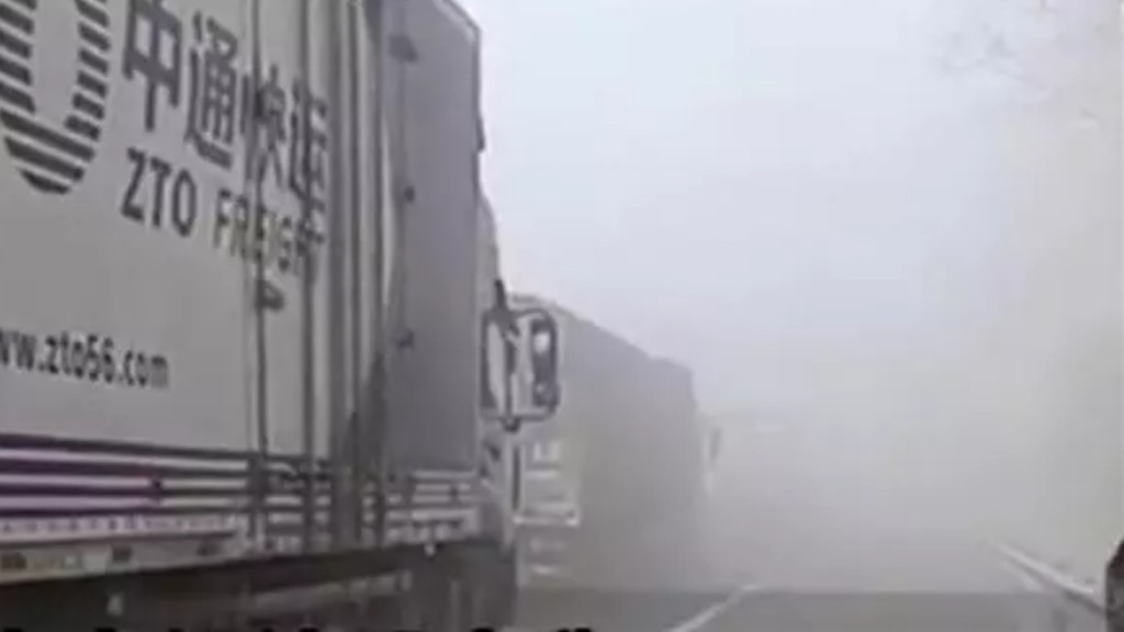高速公路上白煙瀰漫。網圖