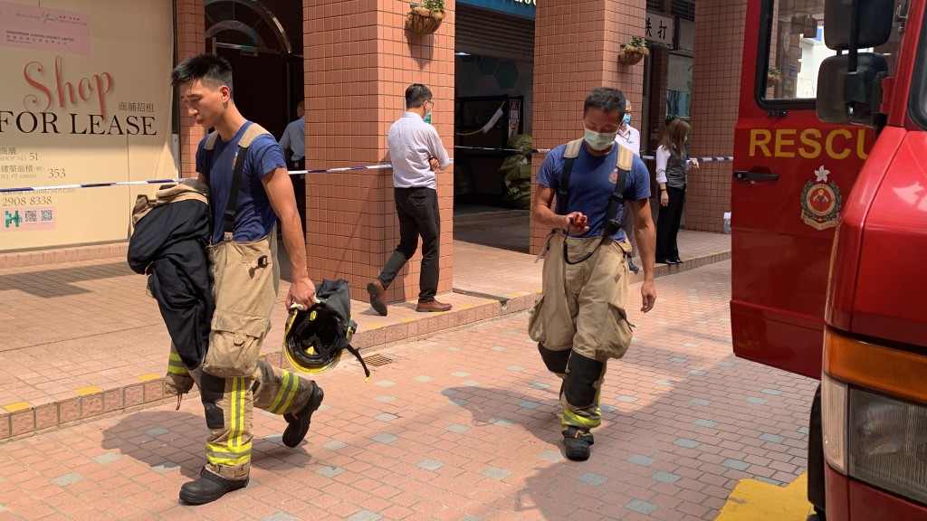 消防派出兩隊煙帽隊開動一條喉灌。