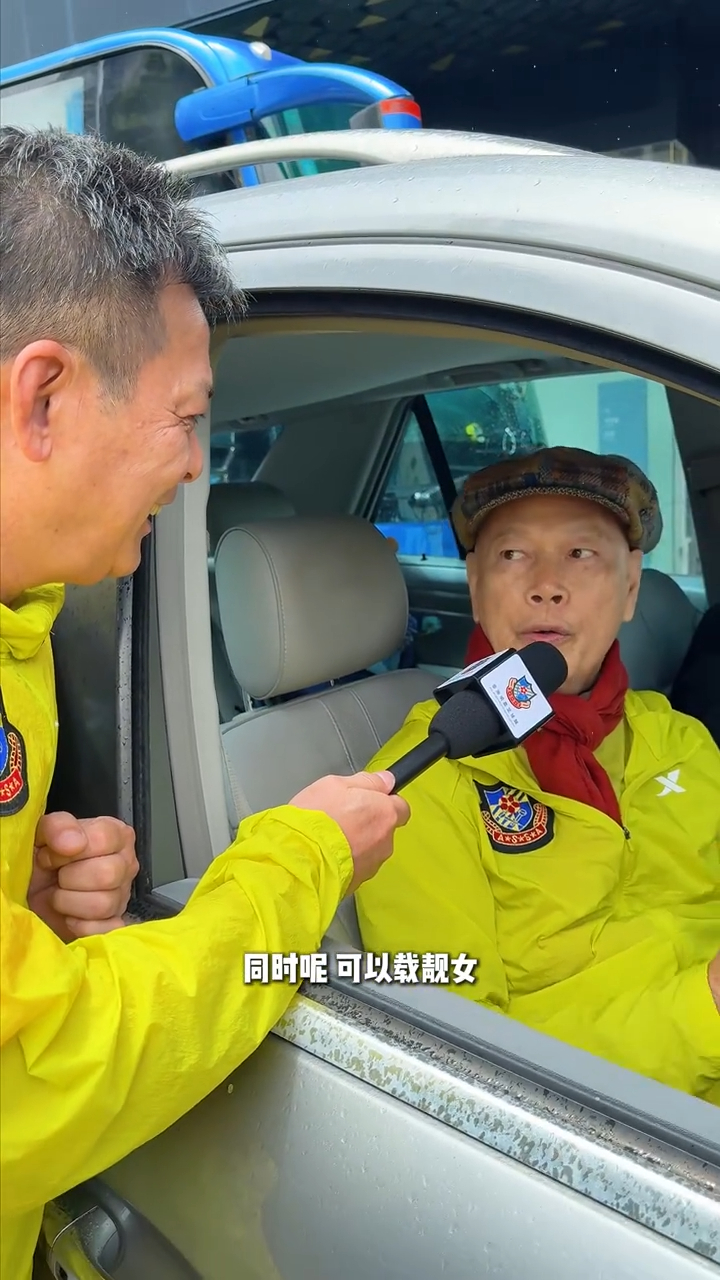 羅家英鬼馬地向鏡頭自爆,自己開車的其中一個好處是可以接載「靚女」。 羅家英鬼馬地向鏡頭自爆,自己開車的其中一個好處是可以接載「靚女」。
