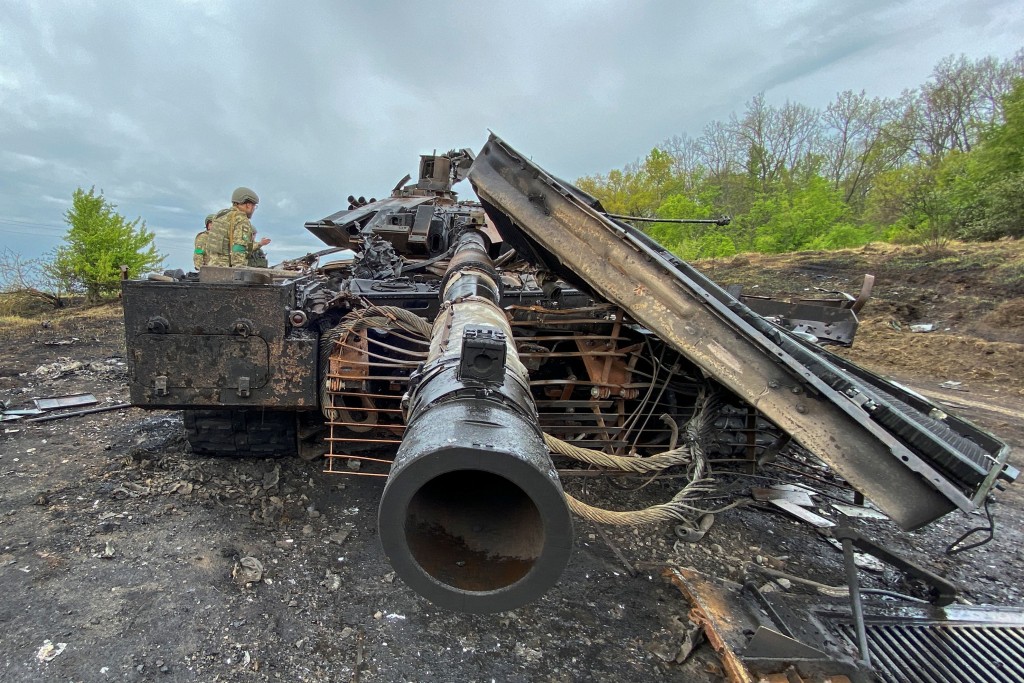 2022年5月9日，哈尔科夫地区一辆被乌军摧毁的俄罗斯主战坦克 T-90M。路透社