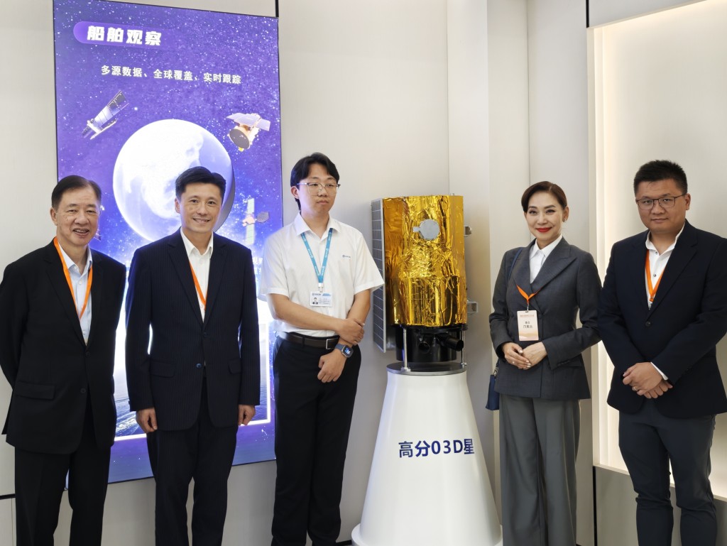 長光衛星公司綜合辦公室主任徐寧陽（左三）表示，未來若有契機，公司願積極與香港高校及科研機構合作，共同探索商業航天、與香港科創深度融合。