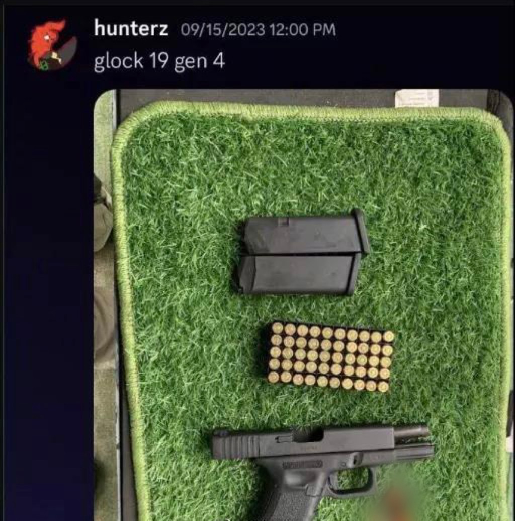 枪手曾在社交平台上发布自己的Glock 19手枪和子弹。