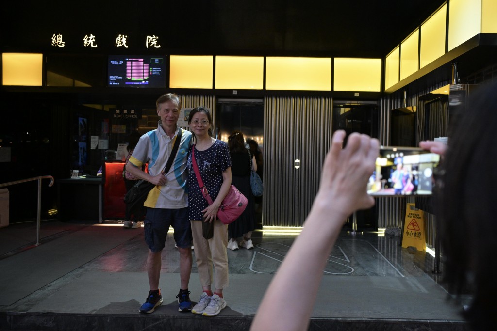 總統戲院尾場放映前，有市民在售票處前拍照留念。蘇正謙攝