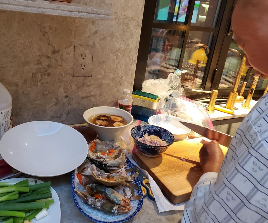 吳宇森返家第一餐,堅持要下廚𠱁老婆。 吳宇森返家第一餐,堅持要下廚𠱁老婆。