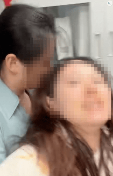 吳女士臉上已經沾上辣椒油。紅星新聞 吳女士臉上已經沾上辣椒油。紅星新聞