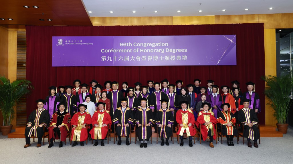 4位榮譽博士與中大校董會主席查逸超（左六）、校長盧煜明（右五）合照。中大提供