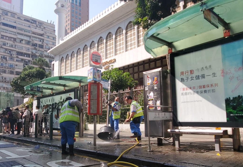 食環署清潔人員到場清洗。