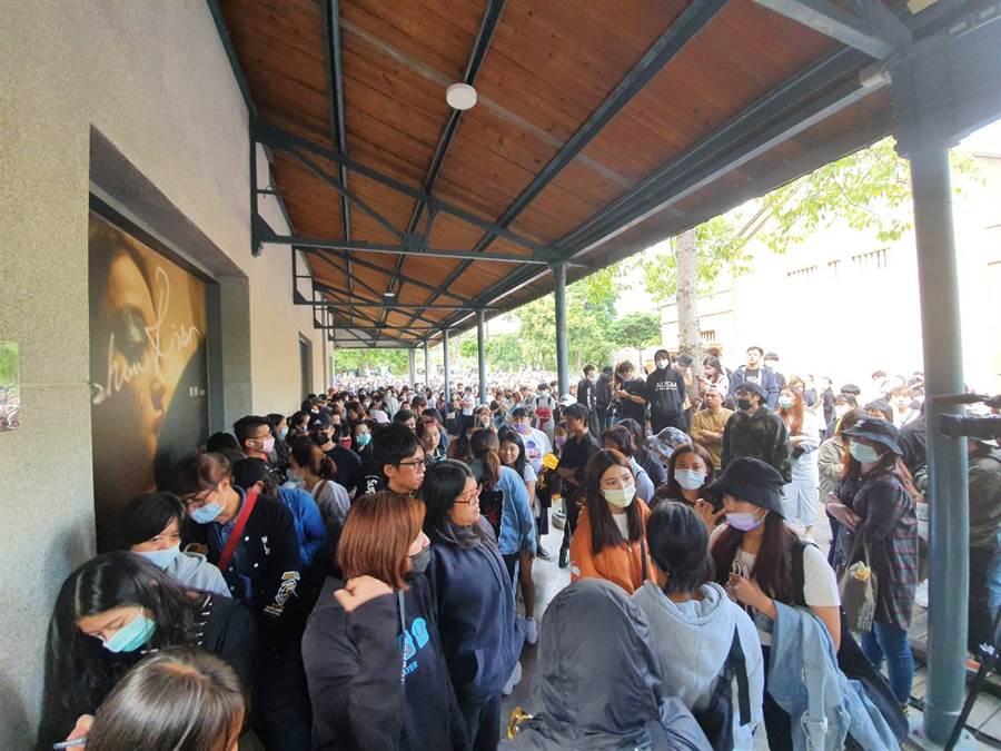 不少人更由昨晚开始排队。