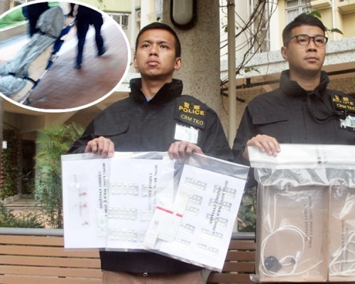 警方展示檢獲的充電線和藥物。小圖為仵工移走死者遺體。