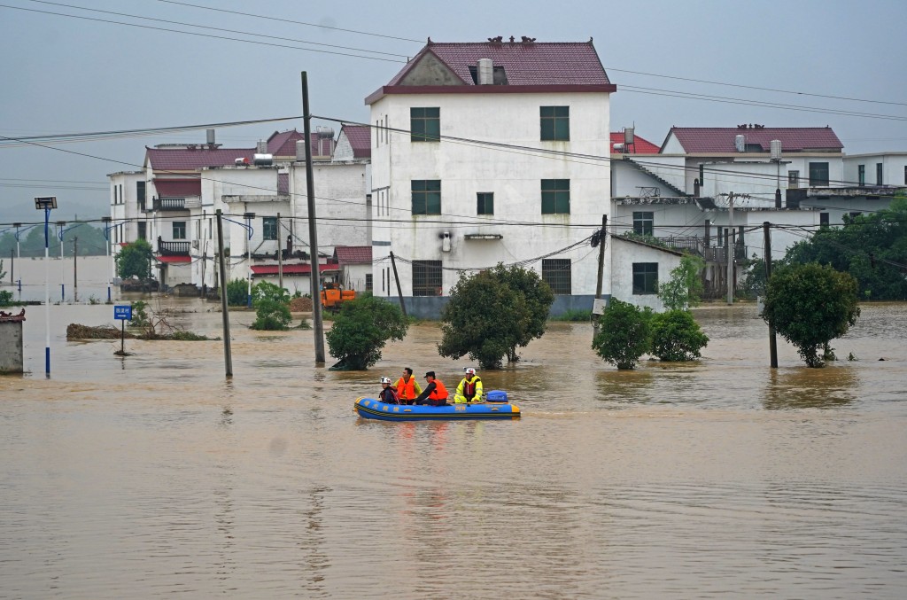 5月6日，救援人員在江西省豐城市麗村鎮尚山村進行救援。(中新社)