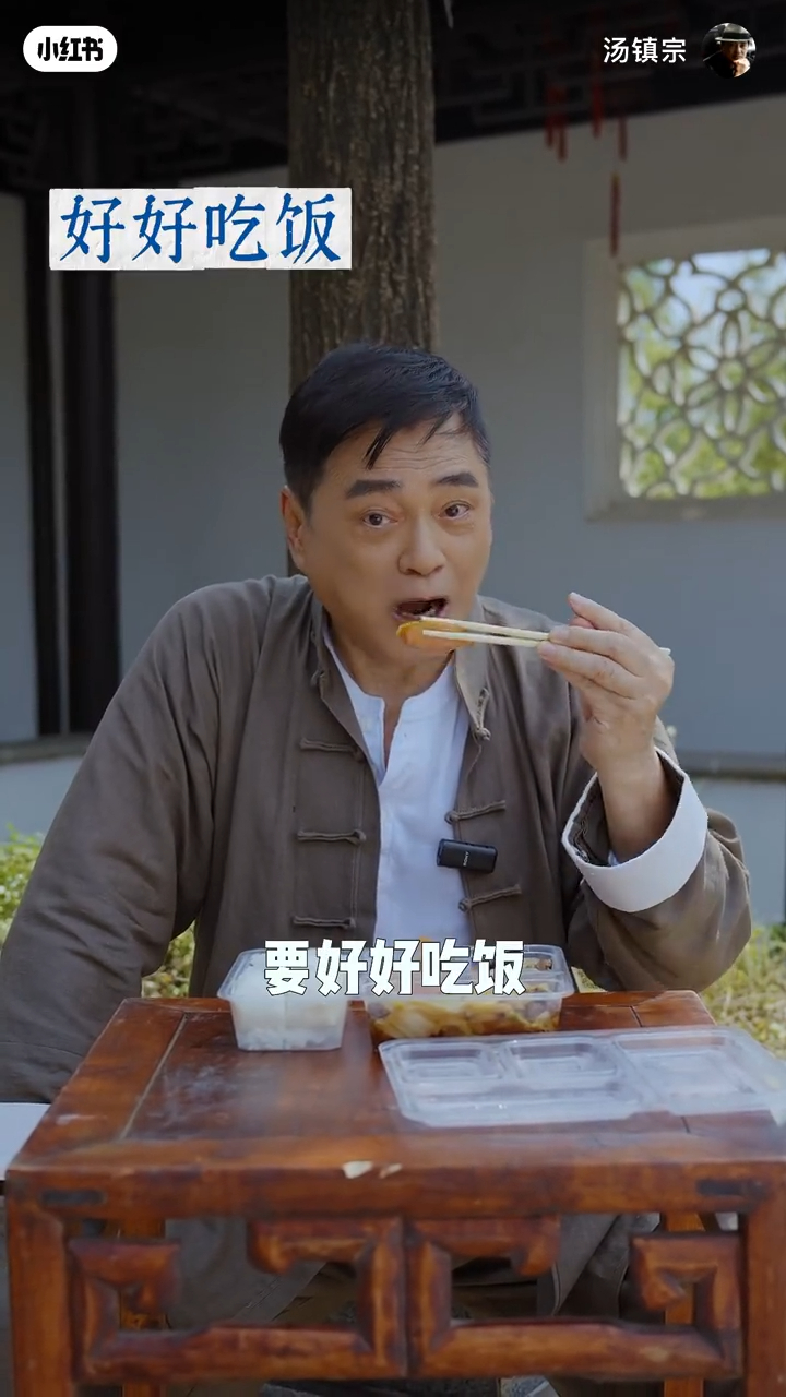 湯鎮宗心態轉變,大口夾餸津津有味地用餐。 湯鎮宗心態轉變,大口夾餸津津有味地用餐。