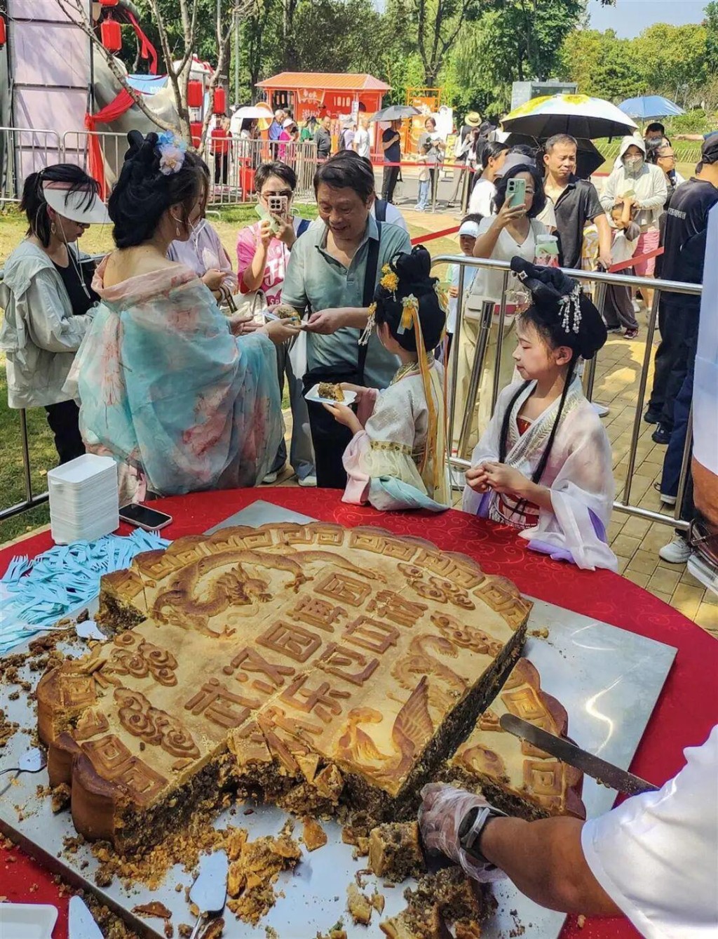 武漢現194公斤巨型月餅。極目新聞