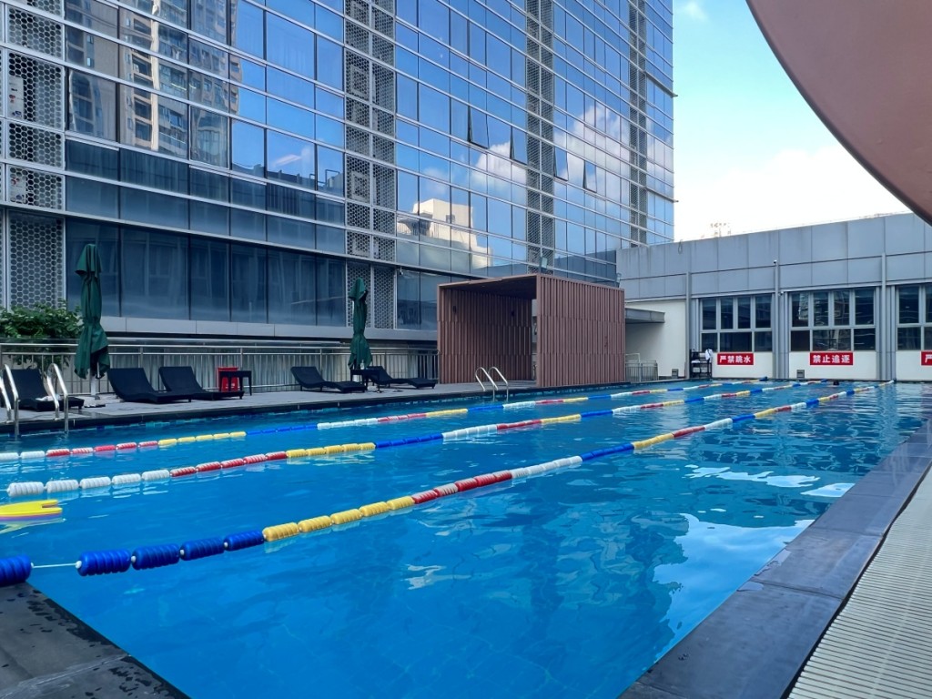 露天泳池：酒店四楼的露天大泳池是我解放疲劳的最佳选择，一边游泳一边欣赏着周围美景，让我感受到无限的清凉与舒畅。
