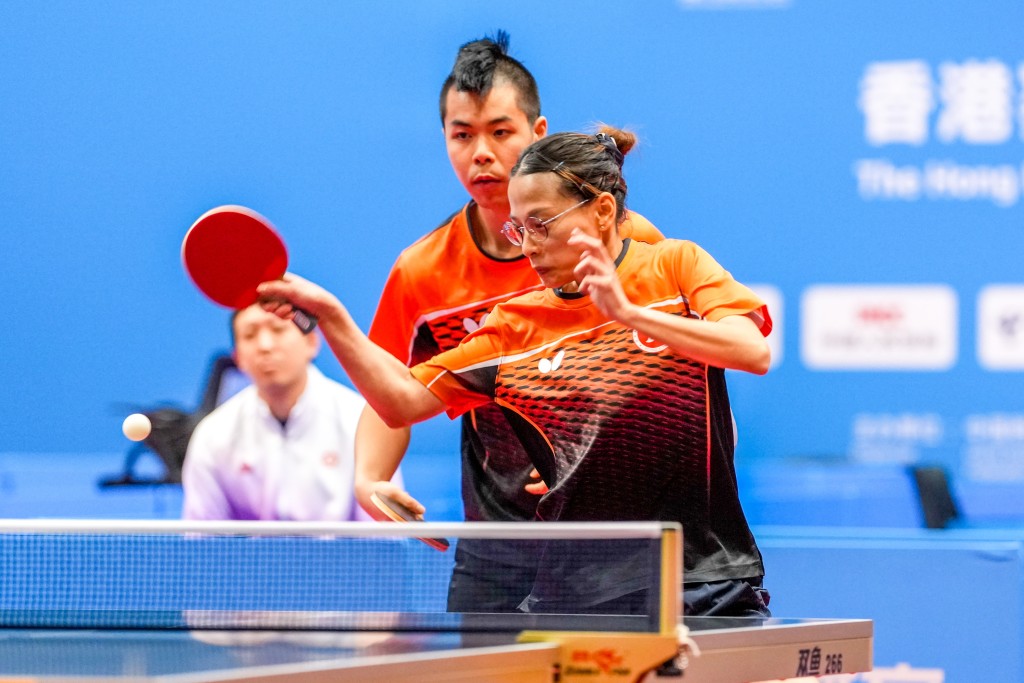 温伟乐(后)周六先与黄珮淇(前)在TT11混双得银牌。新华社