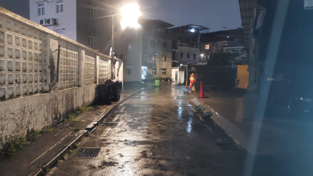 渠務署人員已完成處理下竹園村水浸。FB 下水水 Drainy 圖片 渠務署人員已完成處理下竹園村水浸。FB 下水水 Drainy 圖片